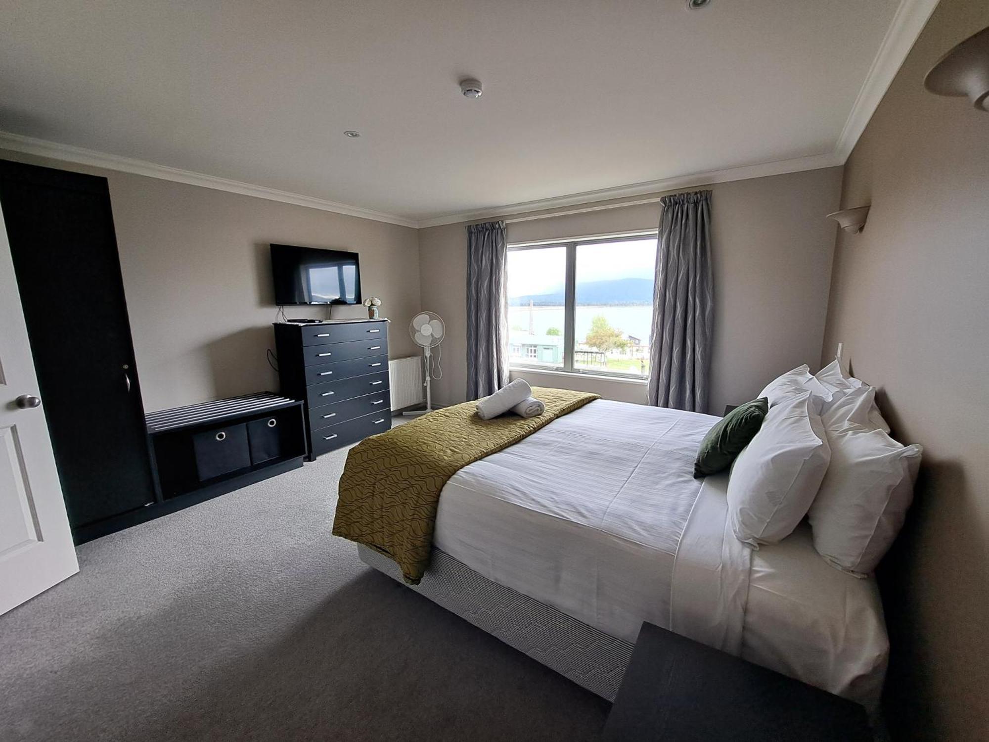 Hotel Lake Brunner Greymouth Exterior photo